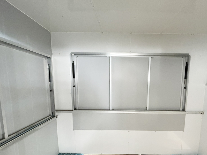 キッチンカー荷台 開口部