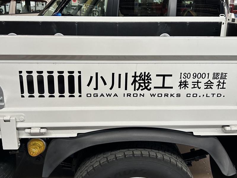 社名ステッカー施工後